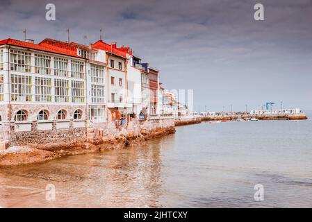 Tipica architettura asturiana accanto alla spiaggia la Ribera. La Ribera Beach non ha un sacco di bagnanti, nemmeno in estate, perché scompare a ciao Foto Stock