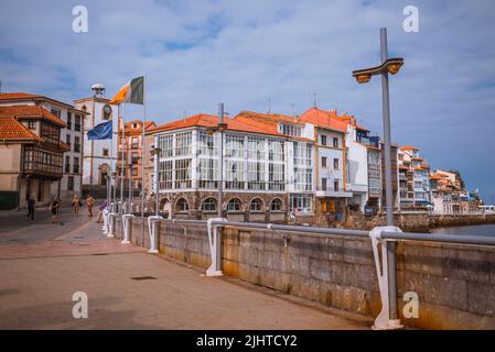 Passeggiata accanto alla spiaggia la Ribera. Luanco, Gozón, Principato delle Asturie, Spagna, Europa Foto Stock