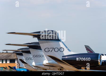 Gulfstream G700 dirigendosi verso una fila di jet aziendali Gulfstream al Farnborough International Airshow 2022. Code di getti executive in esposizione Foto Stock