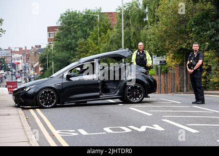 Aylesbury, Buckinghamshire Regno Unito. 20th luglio 2022. Prima grave incidente stradale su Aylesbury High Street dove ha attraversato il braccio di Aylesbury del Canal Grand Union. I servizi di emergenza tagliano i supporti del lunotto del veicolo ibrido Toyota per consentire il salvataggio dei passeggeri L'incidente si è verificato entro un limite di 30mph. All'epoca la polizia aveva chiuso l'accesso all'area interessata della High Street. Credit: Stephen Bell/Alamy Live News Foto Stock