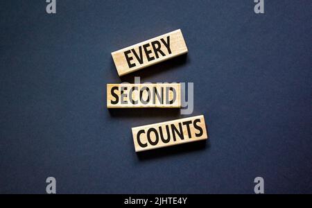 Ogni secondo conta il simbolo. Parole concettuali ogni secondo conta su blocchi di legno su un bel sfondo nero tavolo. Business, motivazionale e. Foto Stock