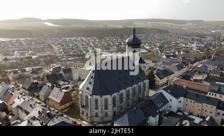 Una vista aerea di una chiesa a Bad Lobenstein in Turingia, Germania Foto Stock