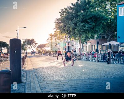Il de Re, Francia Giugno 2022. Afroamericani Capoeira ballerini per le strade di la Rochelle, danza brasiliana Foto Stock