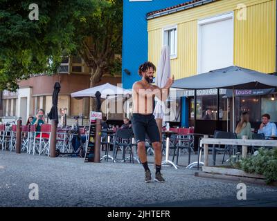 Il de Re, Francia Giugno 2022. Afroamericani Capoeira ballerini per le strade di la Rochelle, danza brasiliana Foto Stock
