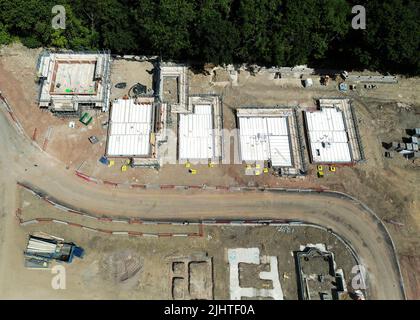 Pontypridd, Galles - Luglio 2022: Vista aerea delle fondazioni per case su un nuovo sviluppo di abitazioni nel Galles del Sud Foto Stock