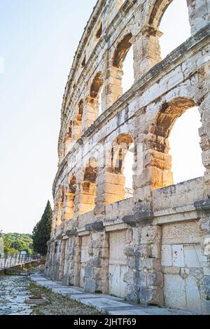 Colosseo a Pola con torri e arena Foto Stock