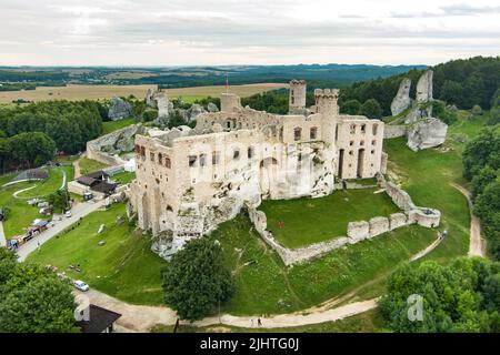 Veduta aerea del Castello di Ogrodzieniec, un castello medievale in rovina nella regione sud-centrale della Polonia, situato sulla cima del Monte Castello, le altipiani Foto Stock