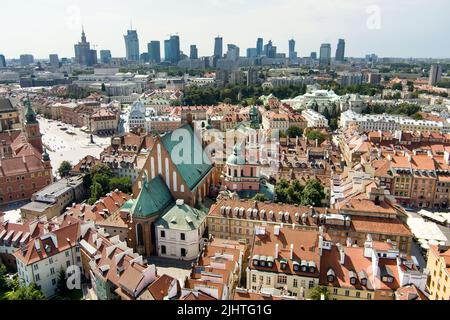 Vista aerea della città vecchia di Varsavia, completamente distrutta durante la seconda guerra mondiale e successivamente riportata alla sua comparsa prebellica. Varsavia, Polonia. Foto Stock