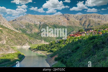 Fiume Eufrate ( turco, Fırat Nehri ) e città turistica storica di Kemaliye (Egin) Erzincan - Turchia Foto Stock