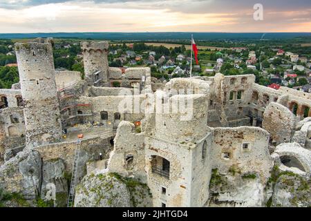 Veduta aerea del Castello di Ogrodzieniec, un castello medievale in rovina nella regione sud-centrale della Polonia, situato sulla cima del Monte Castello, le altipiani Foto Stock