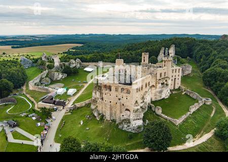 Veduta aerea del Castello di Ogrodzieniec, un castello medievale in rovina nella regione sud-centrale della Polonia, situato sulla cima del Monte Castello, le altipiani Foto Stock