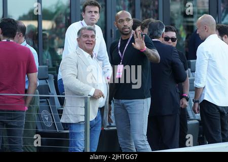 Fort Lauderdale, Florida, USA, 19 luglio 2022, Thierry Henry (a destra) dice ciao ai fan del DRV PNK Stadium in un amichevole partita. (Photo Credit: Marty Jean-Louis) Credit: Marty Jean-Louis/Alamy Live News Foto Stock