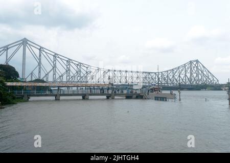 Il ponte Howrah, un ponte a sbalzo bilanciato che copre il fiume Hooghly nel Bengala Occidentale, India, Asia del Sud Pacifico 28 giugno 2022 Foto Stock