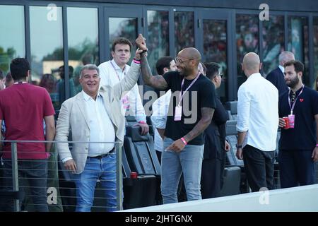 Fort Lauderdale, Florida, USA, 19 luglio 2022, Thierry Henry (a destra) divertirsi al DRV PNK Stadium in un amichevole partita. (Photo Credit: Marty Jean-Louis) Credit: Marty Jean-Louis/Alamy Live News Foto Stock