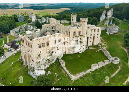 Veduta aerea del Castello di Ogrodzieniec, un castello medievale in rovina nella regione sud-centrale della Polonia, situato sulla cima del Monte Castello, le altipiani Foto Stock