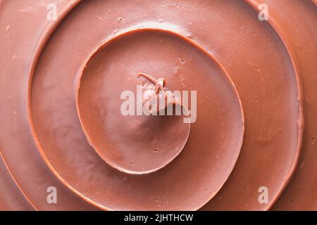 Chocolate Swirl Frosted Cake glassa sfondo primo piano. Foto Stock
