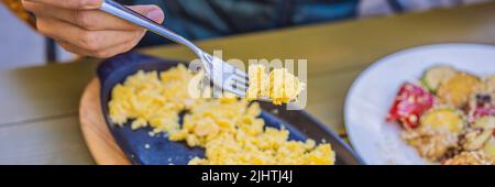 Tradizionale pasto montenegrino. Kacamak IN un BANNER in pan nero, FORMATO LUNGO Foto Stock