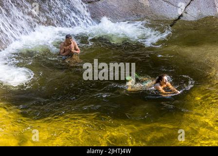 Harrachov, Repubblica Ceca. 20th luglio 2022. Le persone godono di nuoto in acqua fredda Mumlava River Waterfall, montagne giganti, Liberec Regione, Repubblica Ceca, il Mercoledì, Luglio 20, 2022. Credit: Vojtech Hajek/CTK Photo/Alamy Live News Foto Stock