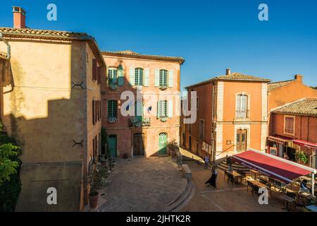 Vista sulla strada della piccola città di Roussillon, la città di argilla rossa in Provenza, Francia meridionale Foto Stock