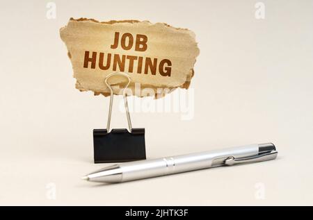 Concetto industriale e aziendale. Accanto all'impugnatura è presente una clip per ufficio con un cartello. Sulla targhetta è riportata l'iscrizione - job hunting Foto Stock