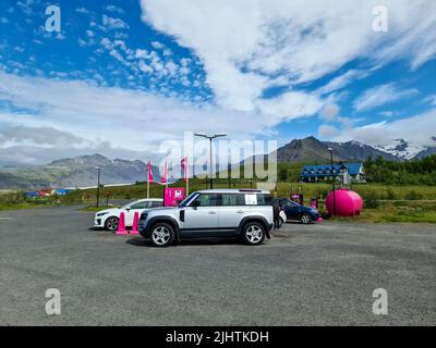 Reykjavik, Islanda - 15. Luglio 2022: Un distributore di benzina islandese della società Orkan - logo della società e prezzi della benzina nel paesaggio islandese Foto Stock