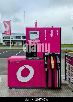 Reykjavik, Islanda - 15. Luglio 2022: Un distributore di benzina islandese della società Orkan - logo della società e prezzi della benzina nel paesaggio islandese Foto Stock