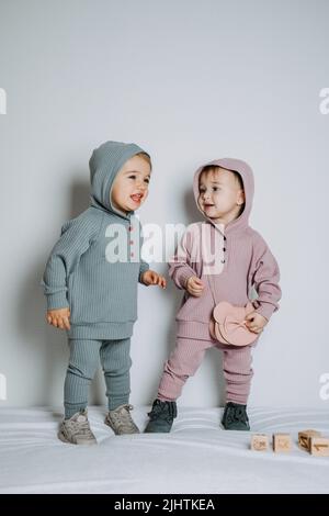 Moda del bambino. Abiti neutri di genere UNISEX per bambini. Due ragazze o ragazzi carino in cotone set Foto Stock