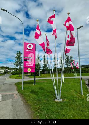 Reykjavik, Islanda - 15. Luglio 2022: Un distributore di benzina islandese della società Orkan - logo della società e prezzi della benzina nel paesaggio islandese Foto Stock