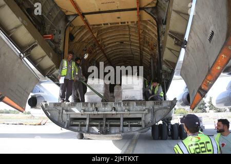 Kabul, Afghanistan. 20th luglio 2022. I lavoratori scaricano le forniture di aiuti umanitari russi a Kabul, Afghanistan, il 20 luglio 2022. Mercoledì è atterrato all'aeroporto internazionale di Kabul un aereo russo che trasporta 23,5 tonnellate di aiuti umanitari. Credit: Saifurahman Safi/Xinhua/Alamy Live News Foto Stock