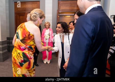 La regina Mathilde del Belgio e il nuovo ministro degli Esteri, Hadja Lahbib, si sono esibiti in un concerto alla vigilia della Giornata nazionale del Belgio, mercoledì 20 luglio 2022, a Bozar a Bruxelles. BELGA FOTO KATIM KAGHAT Foto Stock