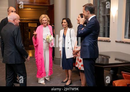 La principessa Astrid del Belgio, il principe Lorenz del Belgio, il nuovo ministro degli Esteri Hadja Lahbib e il primo ministro Alexander De Croo hanno ritratto durante un concerto alla vigilia della Giornata nazionale del Belgio, mercoledì 20 luglio 2022, a Bozar a Bruxelles. BELGA FOTO KATIM KAGHAT Foto Stock