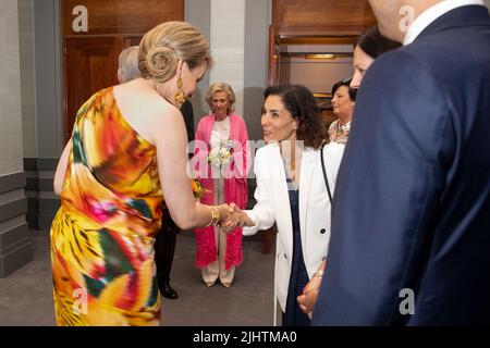 La regina Mathilde del Belgio e il nuovo ministro degli Esteri, Hadja Lahbib, si sono esibiti in un concerto alla vigilia della Giornata nazionale del Belgio, mercoledì 20 luglio 2022, a Bozar a Bruxelles. BELGA FOTO KATIM KAGHAT Foto Stock