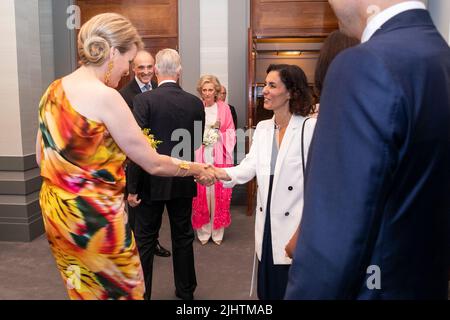 La regina Mathilde del Belgio e il nuovo ministro degli Esteri, Hadja Lahbib, si sono esibiti in un concerto alla vigilia della Giornata nazionale del Belgio, mercoledì 20 luglio 2022, a Bozar a Bruxelles. BELGA FOTO KATIM KAGHAT Foto Stock