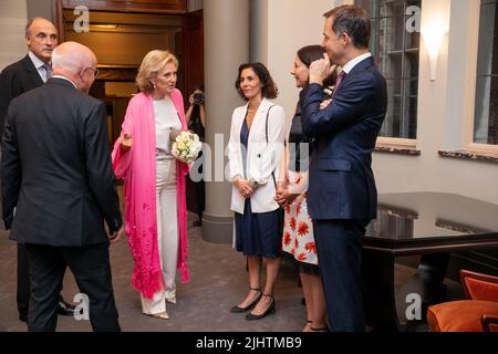 La principessa Astrid del Belgio, il principe Lorenz del Belgio, il nuovo ministro degli Esteri Hadja Lahbib e il primo ministro Alexander De Croo hanno ritratto durante un concerto alla vigilia della Giornata nazionale del Belgio, mercoledì 20 luglio 2022, a Bozar a Bruxelles. BELGA FOTO KATIM KAGHAT Foto Stock