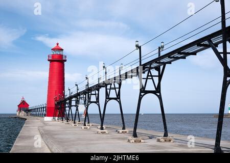 Paesaggio del faro di Grand Haven, molo, e passerella, lago Michigan, Michigan, USA Foto Stock