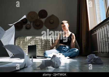 Burnout, procrastinazione, problemi emotivi, depressione . Triste stanca depressa infelice donna mentita Foto Stock
