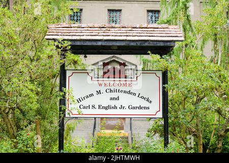 Seattle - 18 luglio 2022; cartello di benvenuto per l'Hirem M. Chittenden Locks and Carls S. English Jr. Gardens with Army Corp of Engineers badge a Seattle Foto Stock