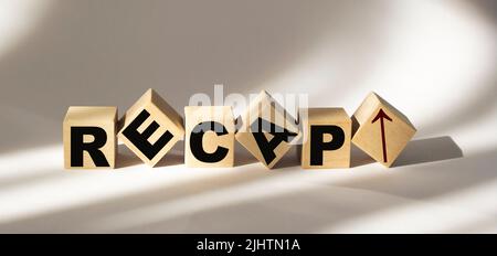 Parola da blocchi di legno. Blocchi di legno con la parola Recap. Un documento che riflette le vostre competenze e i vostri risultati. Concetto aziendale Foto Stock