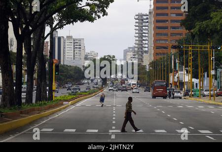 Valencia, Carabobo, Venezuela. 20th luglio 2022. Luglio 20, 2022. Vista generale del viale Bolivar, nella città di Valencia, stato di Caraboo. Foto: Juan Carlos Hernandez (Credit Image: © Juan Carlos Hernandez/ZUMA Press Wire) Foto Stock