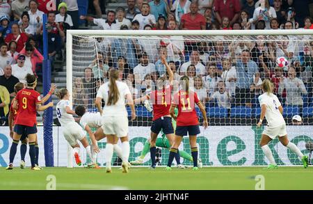 Ellen White (a sinistra) dell'Inghilterra segna, ma l'obiettivo è escluso per la finale femminile di Euro 2022 al Brighton & Hove Community Stadium. Data foto: Mercoledì 20 luglio 2022. Foto Stock