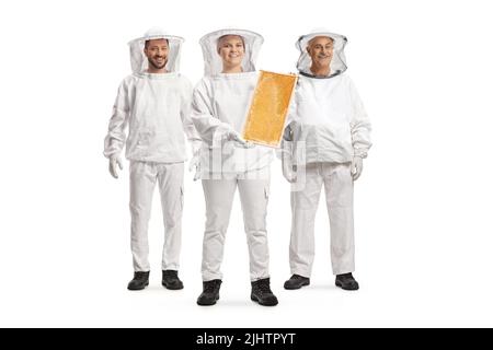 Gruppo di apicoltori in uniformi con telaio a nido d'ape isolato su backgroun bianco Foto Stock