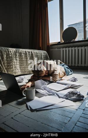 Burnout, procrastinazione, problemi emotivi, depressione . Triste stanca depressa infelice donna mentita Foto Stock