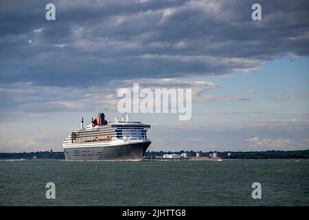 RMS Queen Mary 2 naviga oltre Calshot dopo aver lasciato Southampton Docks. Foto Stock