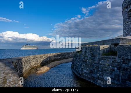 MV Britannia naviga oltre Calshot dopo aver lasciato Southampton Docks. Foto Stock