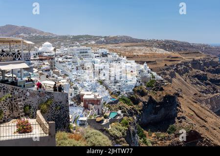 Vista panoramica della città di Fira / Thira e la caldera, Fira, Santorini, isole Cicladi, Grecia, Europa. Foto Stock