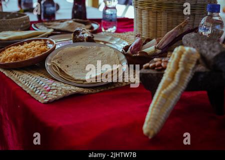 Avvolto con mole di San Lucas Atzala, Puebla con tortilla di mais rosso Foto Stock