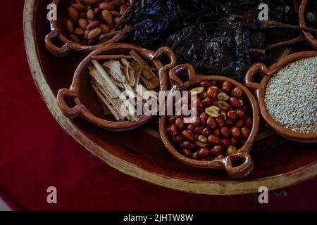 Avvolto con mole di San Lucas Atzala, Puebla con tortilla di mais rosso Foto Stock