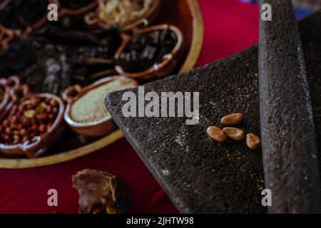 Avvolto con mole di San Lucas Atzala, Puebla con tortilla di mais rosso Foto Stock