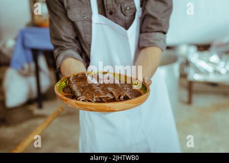 Avvolto con mole di San Lucas Atzala, Puebla con tortilla di mais rosso Foto Stock