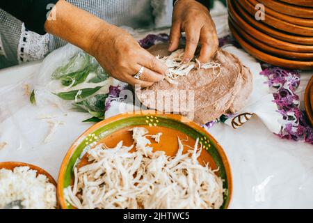 Avvolto con mole di San Lucas Atzala, Puebla con tortilla di mais rosso Foto Stock